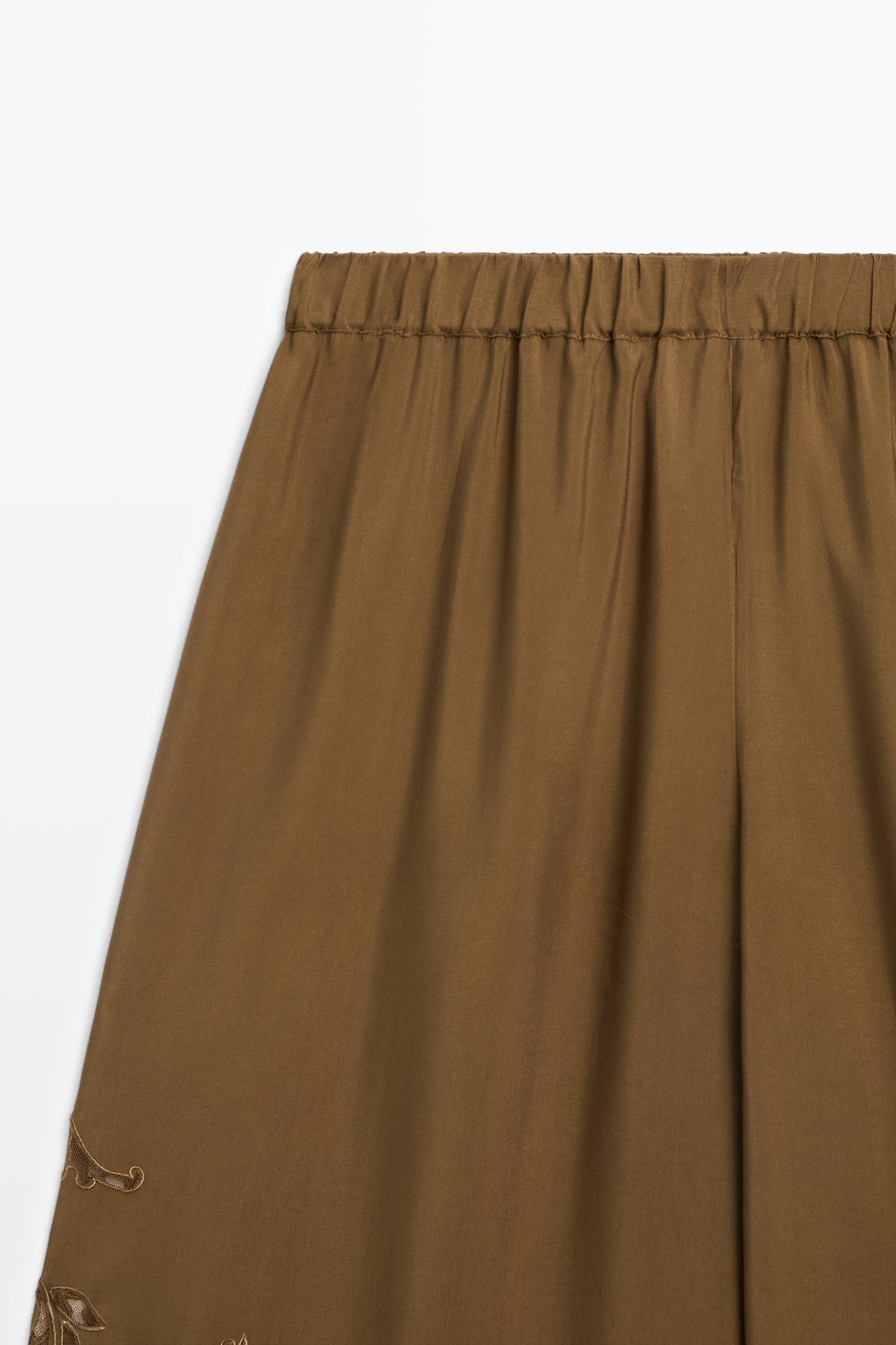Flowing wide-leg pants with embroidery details